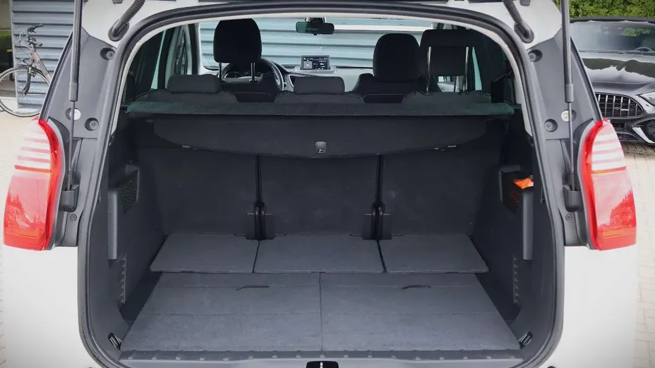 PEUGEOT 5008 -