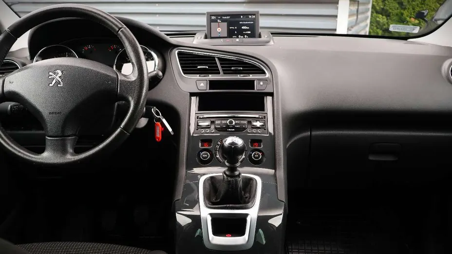 PEUGEOT 5008 -