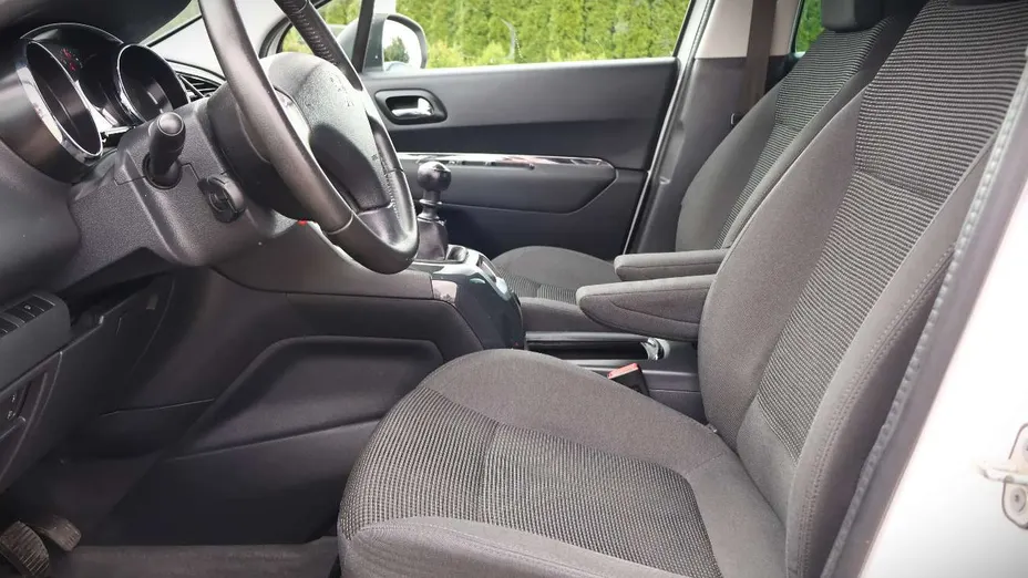 PEUGEOT 5008 -