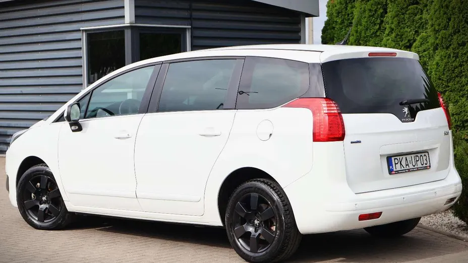 PEUGEOT 5008 -