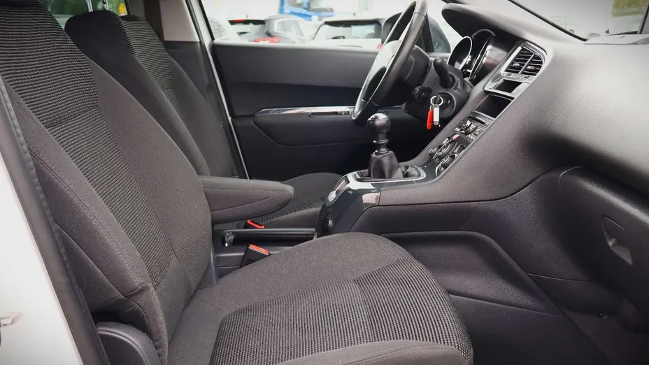 PEUGEOT 5008 -