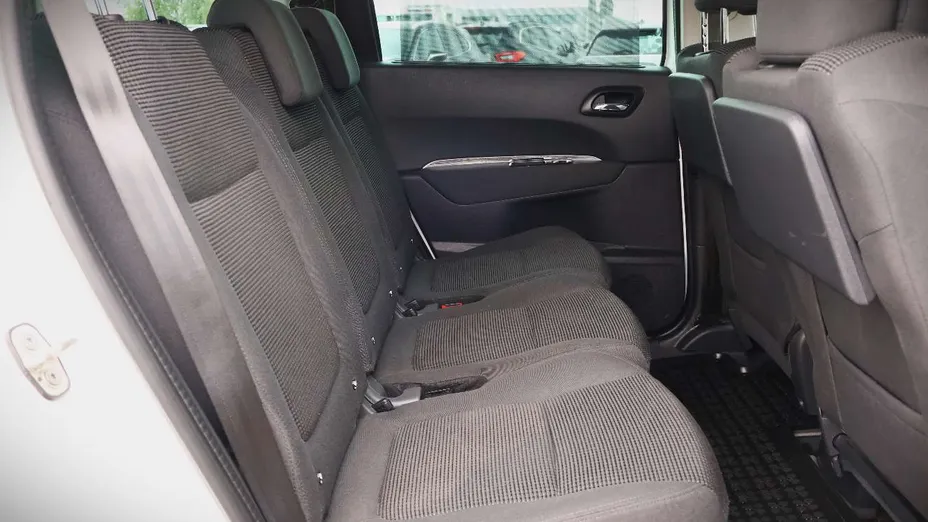 PEUGEOT 5008 -