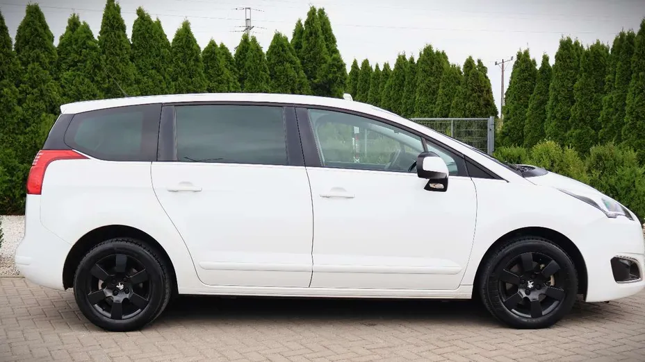 PEUGEOT 5008 -