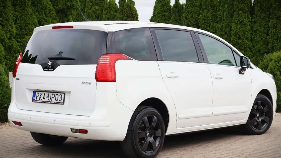 PEUGEOT 5008 -