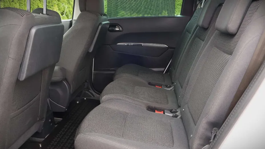 PEUGEOT 5008 -