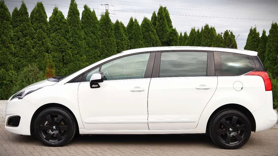 PEUGEOT 5008 -