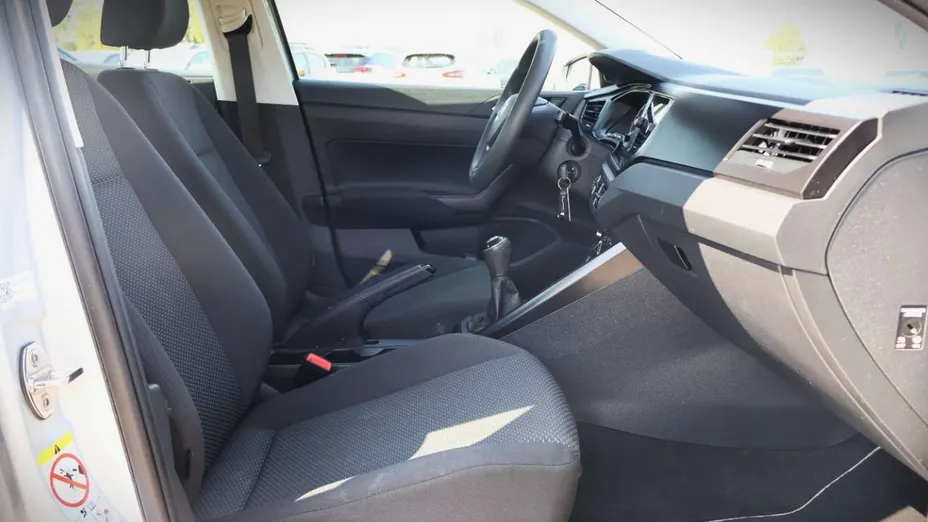 VOLKSWAGEN Polo -