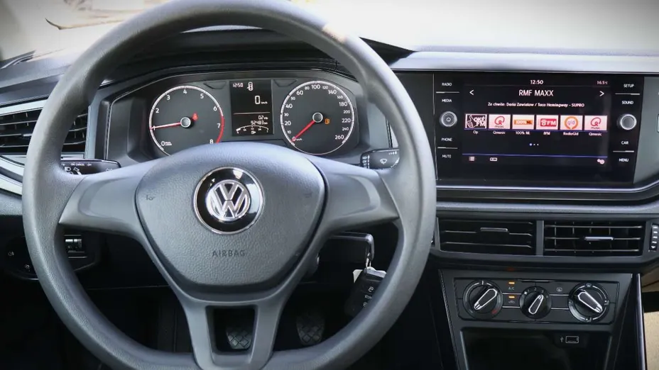VOLKSWAGEN Polo -