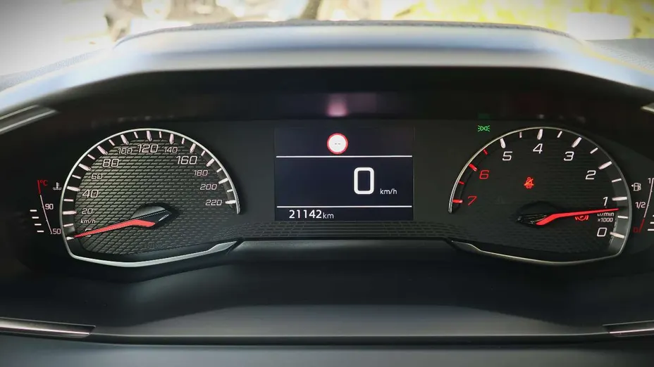 PEUGEOT 208 -