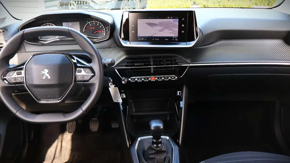 PEUGEOT 208 -
