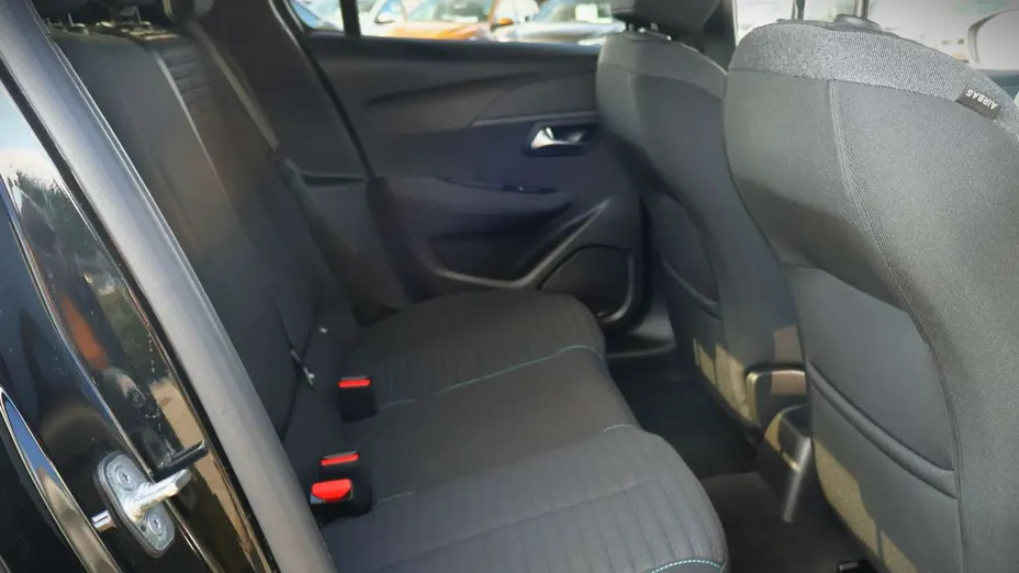 PEUGEOT 208 -