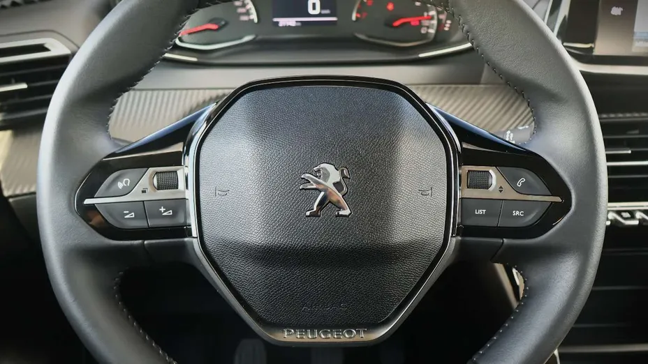 PEUGEOT 208 -