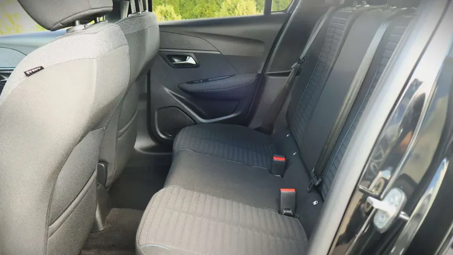 PEUGEOT 208 -