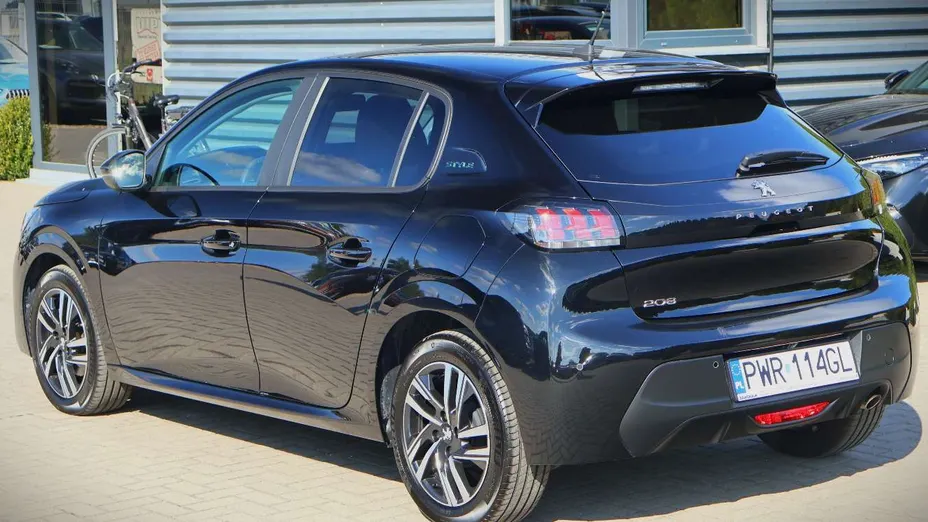 PEUGEOT 208 -