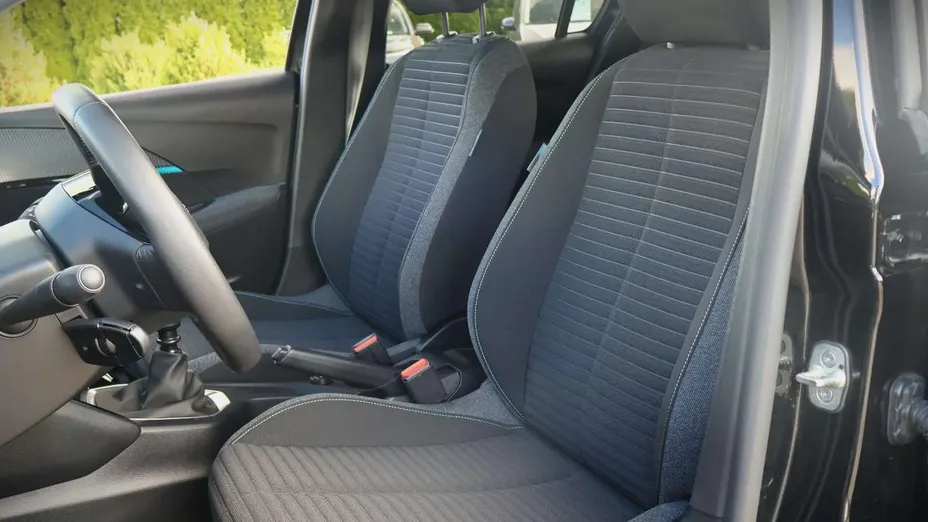 PEUGEOT 208 -