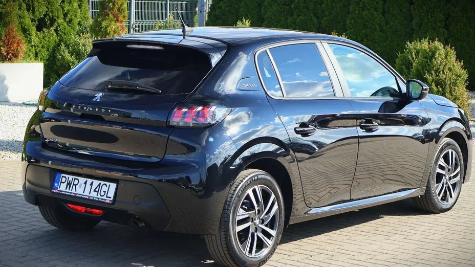 PEUGEOT 208 -