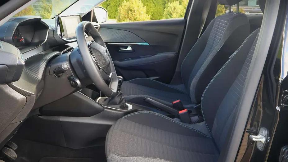 PEUGEOT 208 -
