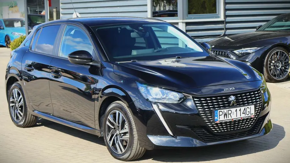 PEUGEOT 208 -