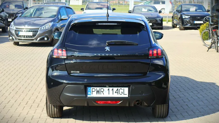 PEUGEOT 208 -