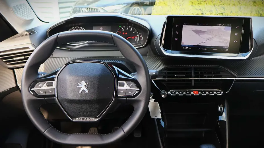 PEUGEOT 208 -