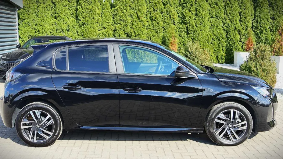 PEUGEOT 208 -