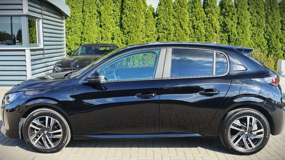 PEUGEOT 208 -