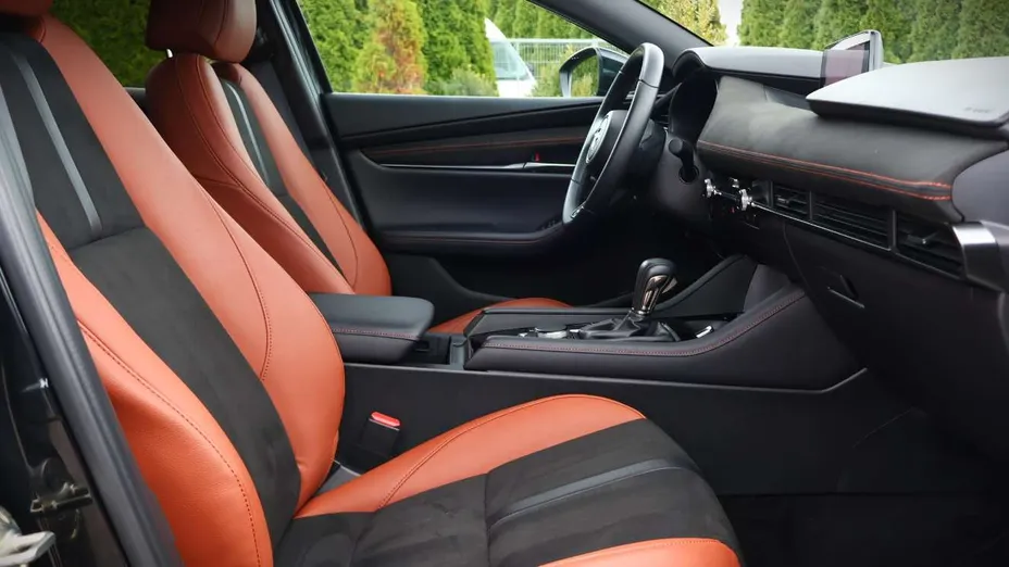 MAZDA 3 -