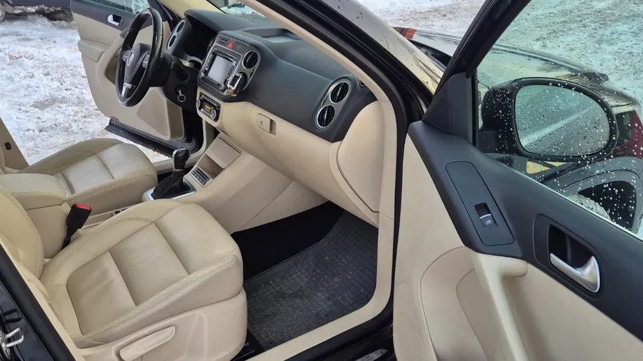 VOLKSWAGEN Tiguan -