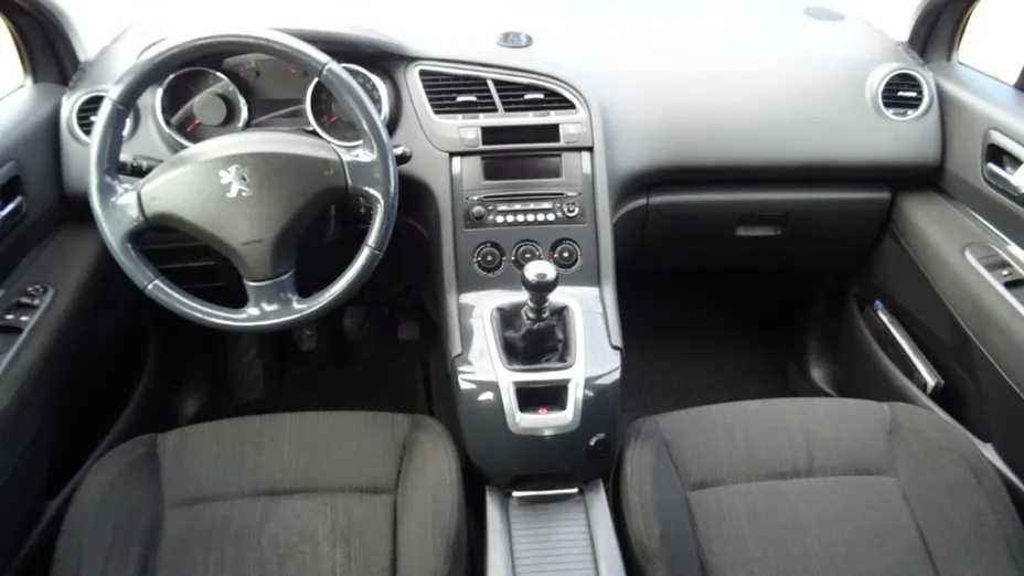 PEUGEOT 5008 -