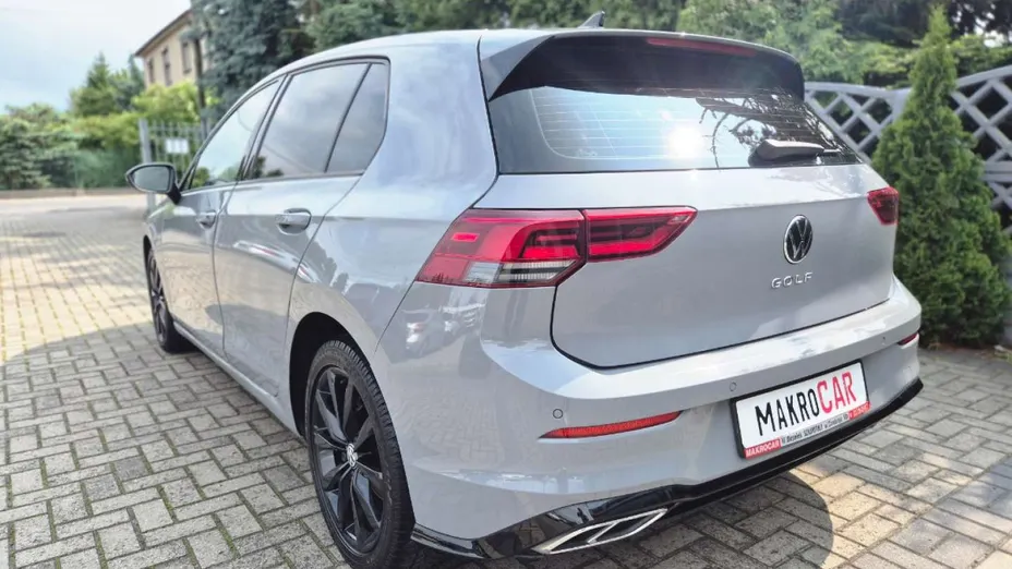 VOLKSWAGEN Golf -