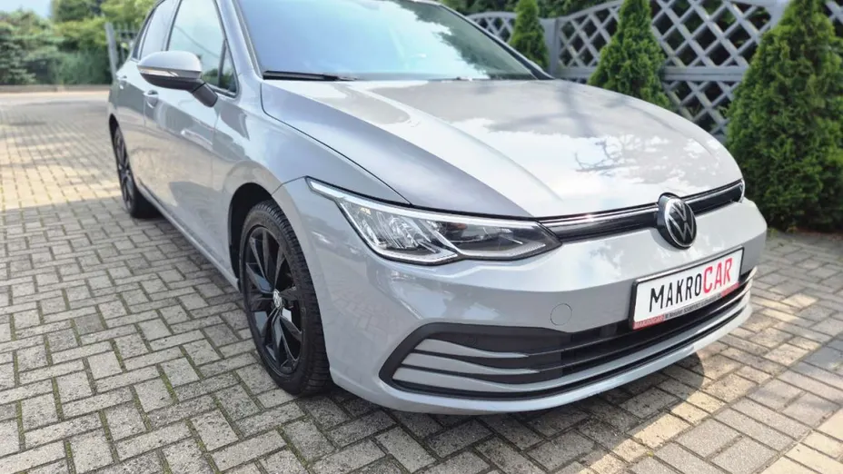 VOLKSWAGEN Golf -