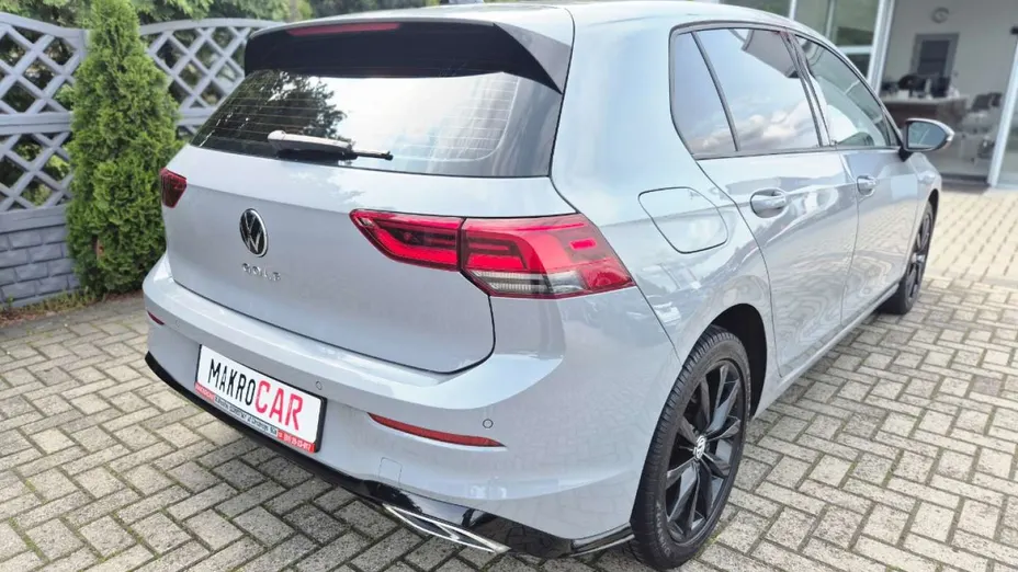 VOLKSWAGEN Golf -