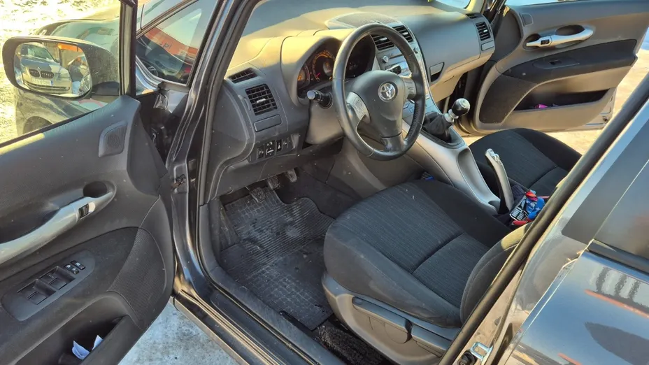 TOYOTA Auris -
