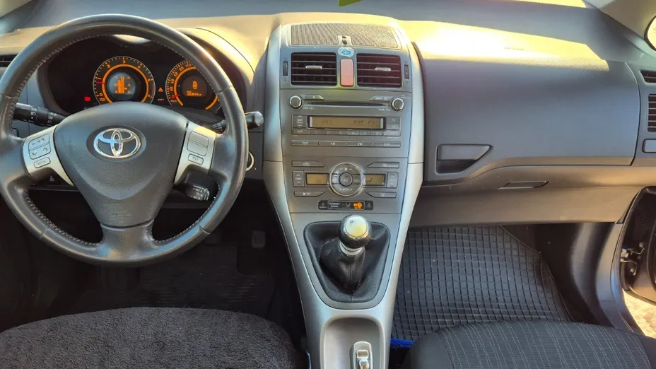 TOYOTA Auris -