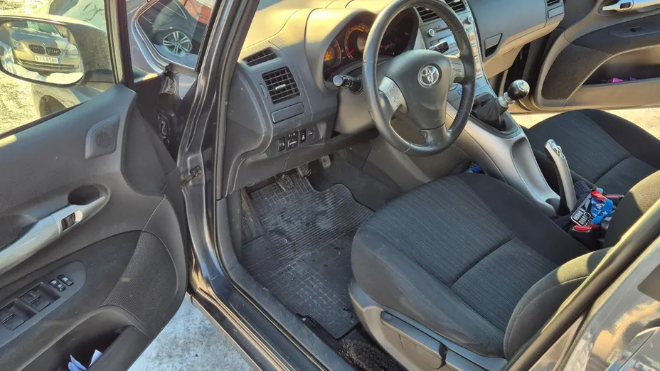 TOYOTA Auris -