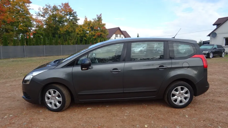 PEUGEOT 5008 -
