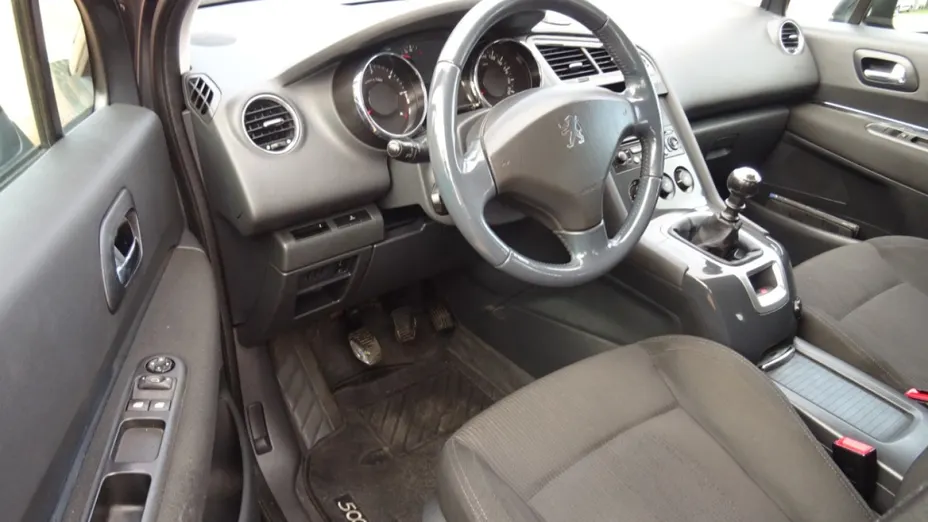 PEUGEOT 5008 -