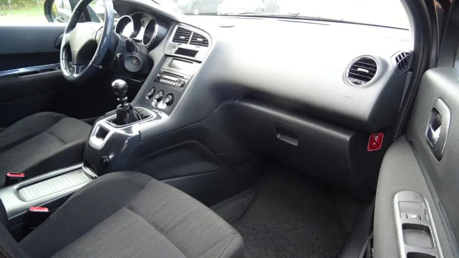 PEUGEOT 5008 -