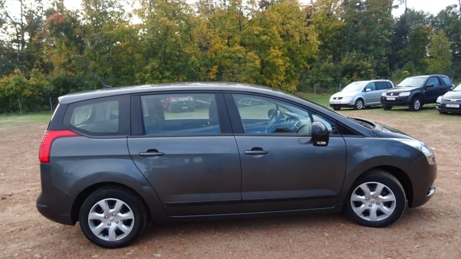 PEUGEOT 5008 -