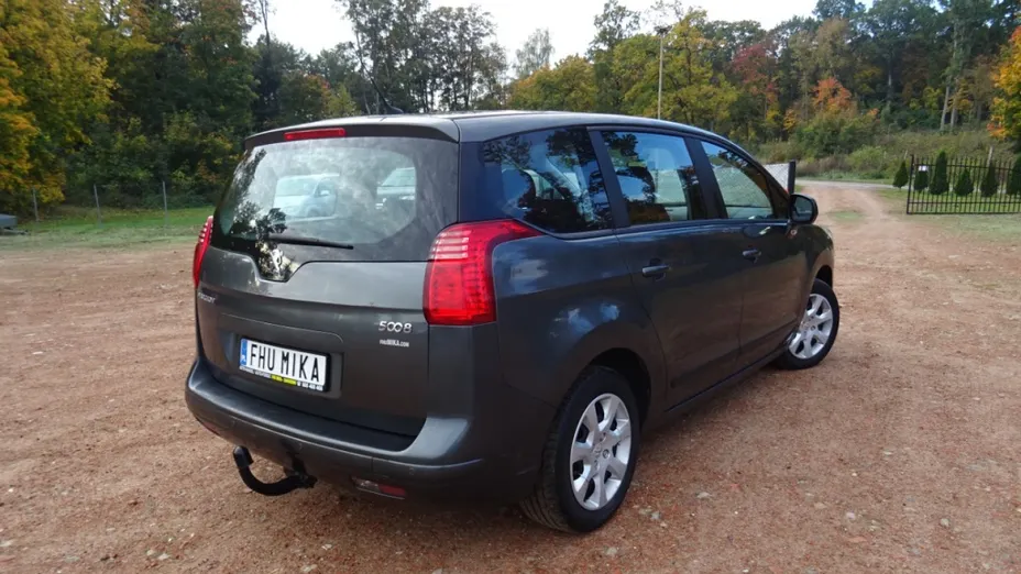 PEUGEOT 5008 -