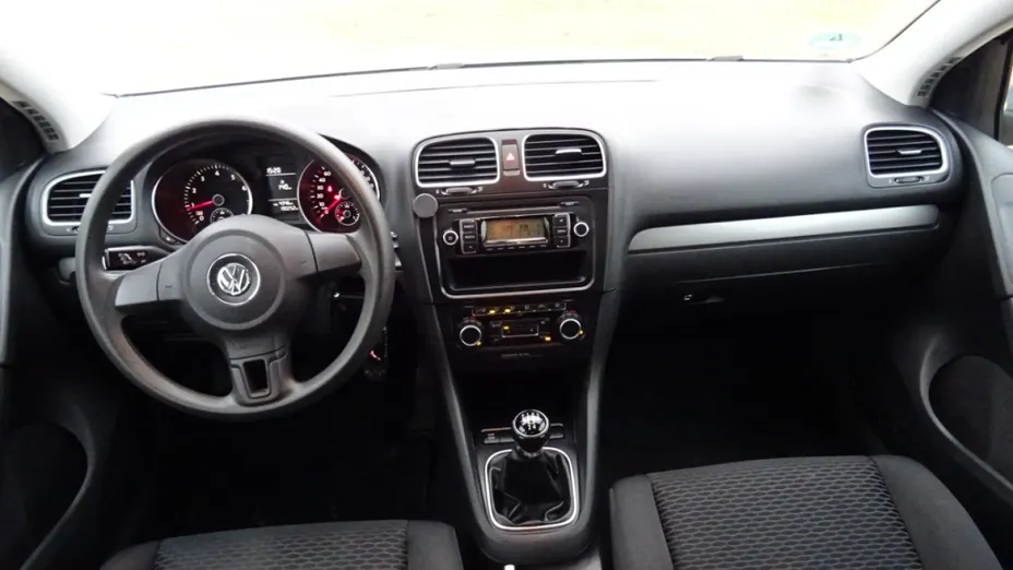 VOLKSWAGEN Golf -