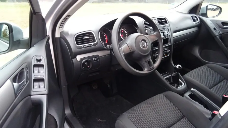VOLKSWAGEN Golf -