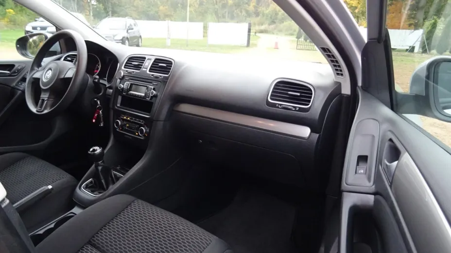 VOLKSWAGEN Golf -