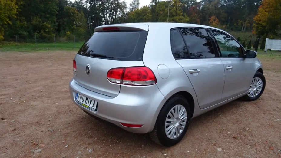 VOLKSWAGEN Golf -