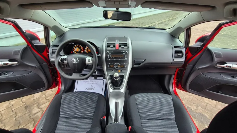 TOYOTA Auris -
