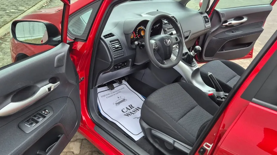 TOYOTA Auris -