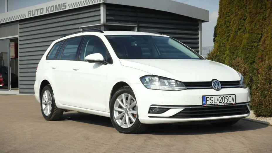 VOLKSWAGEN Golf -
