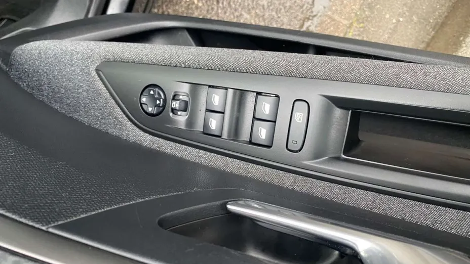 PEUGEOT 3008 -
