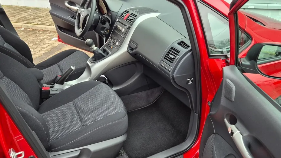 TOYOTA Auris -