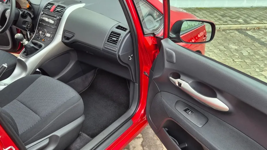 TOYOTA Auris -
